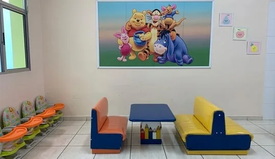 Sala com brinquedos e mobiliário infantil apresentada pelo colégio