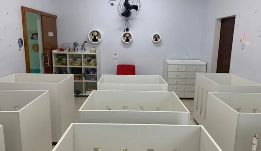 Ambiente com berços apresentado na página original do colégio