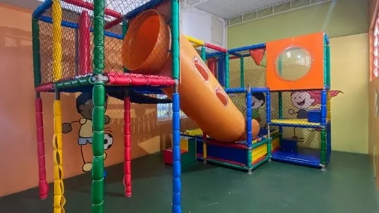Brinquedoteca com circuito de brincadeiras apresentada pelo colégio